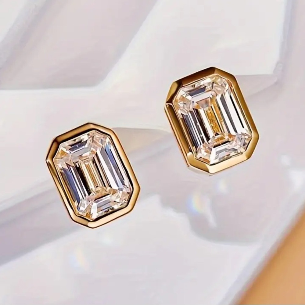 Gold Stud Earrings. New.